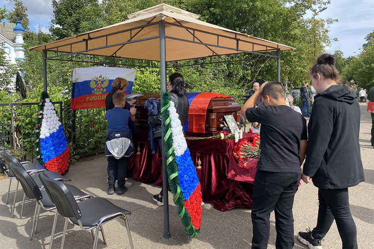Не взяла пуля, но не выдержало сердце: комполка с позывным «Броня» похоронили на Арском кладбище