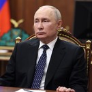 Путин приостановил индексацию зарплат некоторых госслужащих