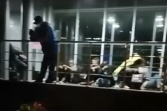 В Казани абитуриенты ночуют на крыльце медколледжа 
