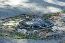 В Татарстане ребенок провалился в канализационный люк на глазах у матери