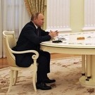 Итальянский мастер узнал в «антиковидном» столе Путина свое изделие