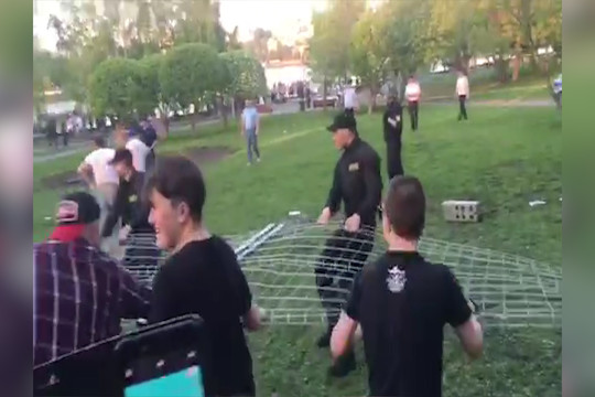 «Кто к забору подойдет – упадет»: стихийный митинг против храма в Екатеринбурге разогнали силой