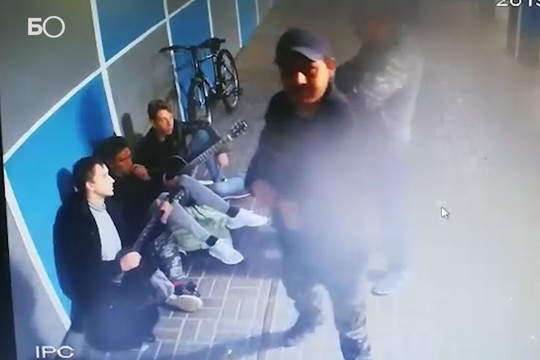 В Челнах неизвестные, угрожая оружием, отобрали деньги у уличных музыкантов