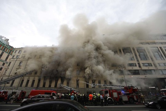 Фоторепортаж «БИЗНЕС Online» с места крупного пожара в центре Москвы