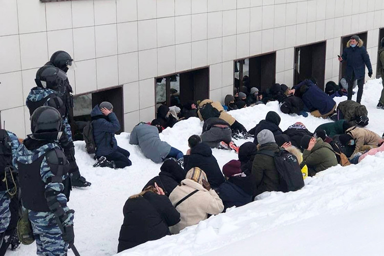 Самые яркие фото с митинга в Казани: «корячки» под Кремлем, девушка с ершиками и оцепленный кабмин