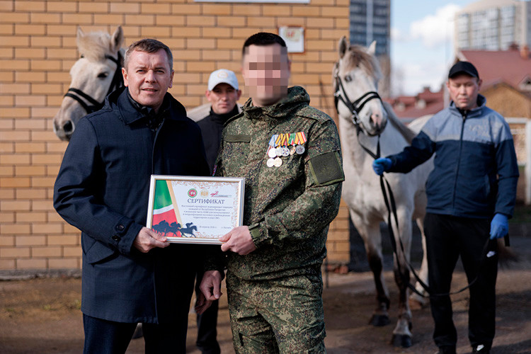 Зяббаров снаряжает на СВО лошадей, Хуснуллин передает средства РЭБ, фермеры отправляют свои уазики