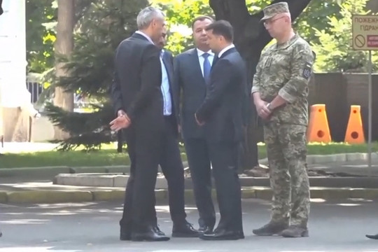 Зеленский оттолкнул министра обороны Украины