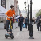 «Известия»: В России хотят запретить электросамокаты на пешеходных улицах