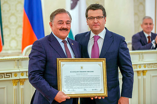 Метшин вручил бывшим комсомольцам награды