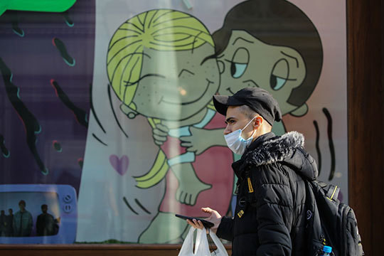 Зачем москвичи носят маски на улице?