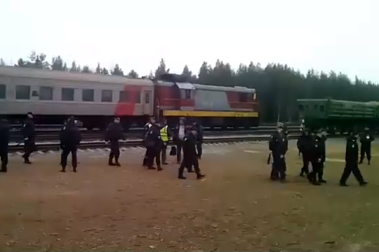 Вооруженные силовики​ прибыли к противникам мусорного полигона в Архангельской области 
