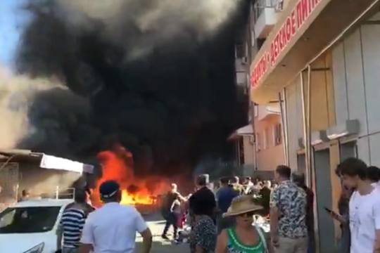 В Геленджике горит 300 кв. м центрального рынка