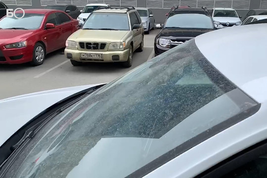 Автовладельцы Казани после дождя сообщают о необычном налете на стеклах авто