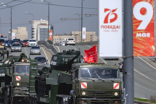 Легендарный танк Т-34 возглавил праздничную колонну военной техники в Казани