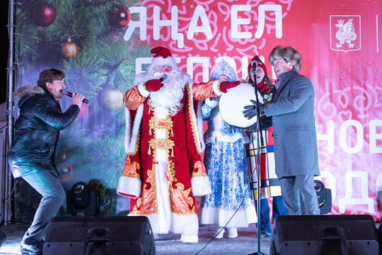 У центра семьи «Казань» открылась главная новогодняя елка