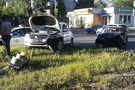 В Казани лоб в лоб столкнулось два автомобиля – от удара иномарка сбила светофор и вылетела на газон 