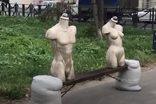 В Казани появился новый арт-объект «Щелк»: это лавка с обнаженными фигурами людей