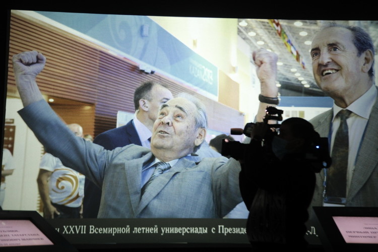 «Человеку воздают должное, пока он жив!»: выставка в честь Шаймиева заняла 26 залов