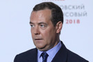 Медведев поручил изменить правила работы ресторанов и кафе