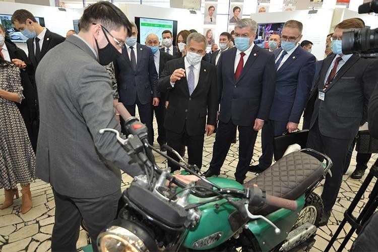 Итоговое заседание горсовета Челнов: Минниханов поручил создать программу привлечения рабсилы на КАМАЗ, а депутаты попросили новую больницу