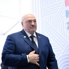 «Нам, Антониу, очень нужен мир»: Лукашенко в Казани подарил генсеку ООН скульптуру аистов  