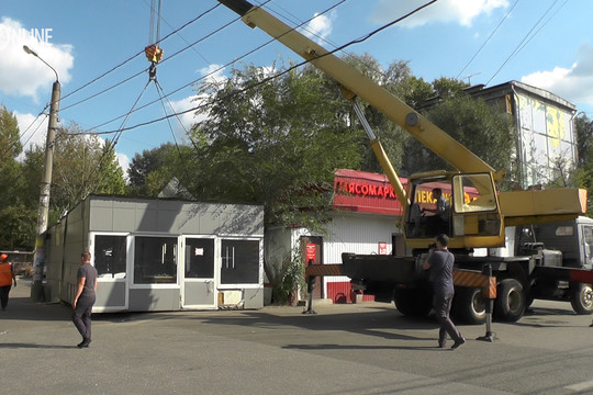 В Казани ларек выдернули с «корнем» и целиком увезли на эвакуаторе