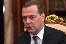 Медведев в день отставки потратил 127 млрд рублей