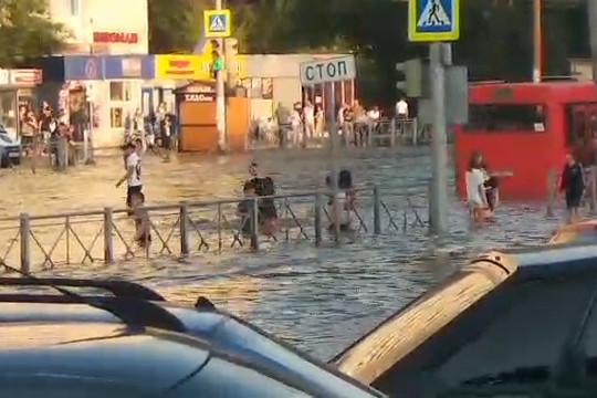 В Казани затопило улицу Фучика – водопровод повредили при строительстве метро