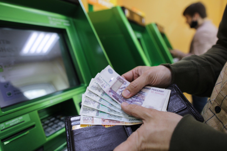 Главное к 18:00: ЦБ зафиксировал рост спроса на наличные, Финляндия ограничит въезд россиянам