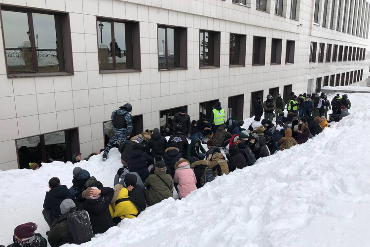 Полицейские заставили протестующих сесть на снег