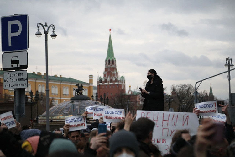Москва вышла на митинг в поддержку Навального