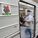 В казанском метро пассажир попытался на ходу руками открыть двери вагона