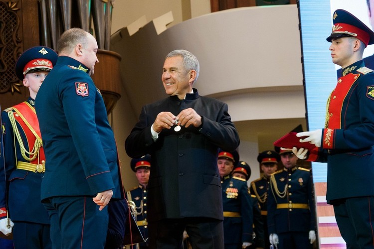 Минниханов накануне 23 Февраля наградил защитников Отечества