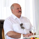 Лукашенко пообедал с комбайнерами в поле: «Я тоже так готовлю»