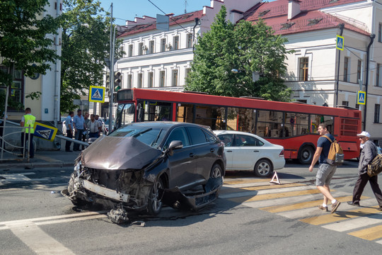 В центре Казани автобус попал в ДТП с автомобилем Lexus