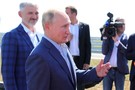 Путину в Крыму подарили килограмм асфальта и показали парад «КАМАЗов»