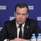 Медведев назвал число заключивших контракты с минобороны бойцов с начала года