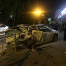 Ночью на улице Профсоюзной в Казани произошла авария. Стоявшему на обочине автомобилю полностью смяли заднюю часть