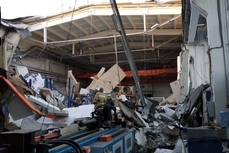 Трое рабочих погибли при обрушении кровли на заводе в Подмосковье, под завалами ищут людей 