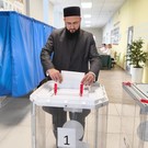 Муфтий Татарстана с супругой проголосовал на выборах Госсовета РТ