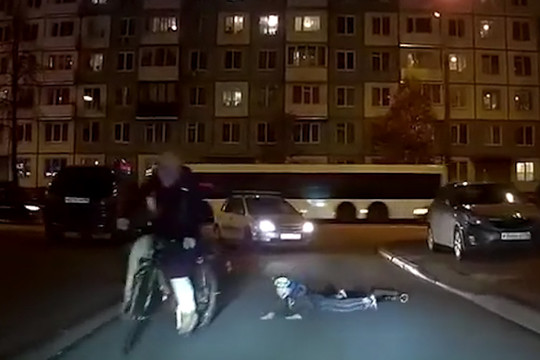В Казани мать привязала к велосипеду сына на самокате
