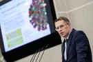 Глава минздрава назвал срок появления вакцины против COVID-19