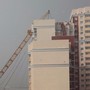 В Казани строительный кран упал на жилой дом
