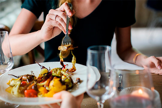 Пообедать в европейском ресторане прошлого века, попробовать свежий шашлык в центре города