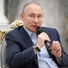 Путин посоветовал волонтерам из Татарстана поздравить Минниханова с прошедшим днем рождения