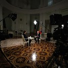 Песков объяснил, что за папку Путин передал Карлсону в ходе интервью