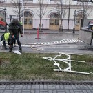 В Казани начали монтировать новогодние украшения на Кремлевской (фото)