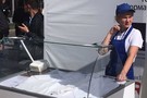 СМИ: «Путинская мороженщица» исчезла с МАКСа вместе с лотком