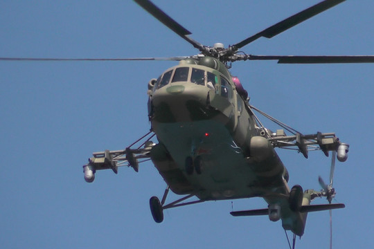 В небе над Казанью появились боевые вертолеты