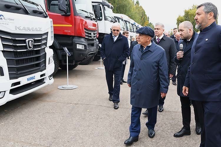 «Китайская, да?» – «Ну собираем в «Алабуге»…»: Минниханов, Когогин, робот и Трофим в Челнах